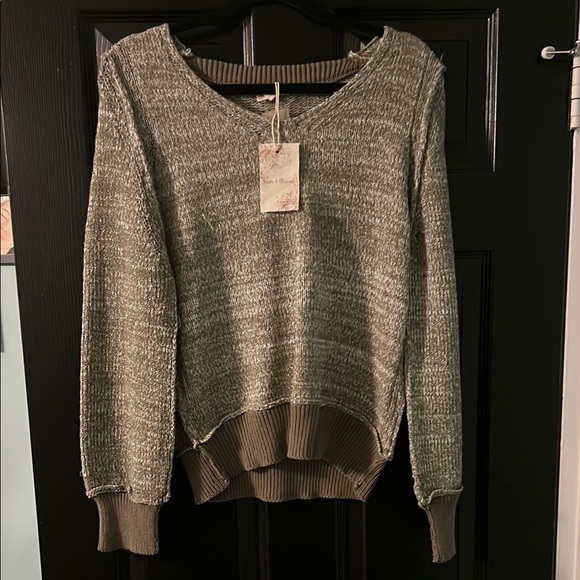Hem & Thread Sweaters - NEW Women's Gray Sweater Size Medium